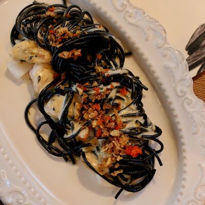 Черная паста с морепродуктами в трюфельном соусе в Хюгге Сырный ресторан по цене 930 ₽