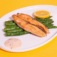 Лосось со спаржей гриль и соусом спайси-айоли в I-Chef био-бистро
