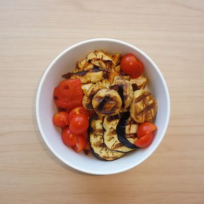 Тарелка с курицей и овощами гриль в Сбалансированные тарелки по цене 660 ₽