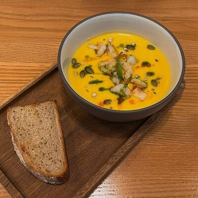 Крем-суп из тыквы с креветками в Хлеб & Булки по цене 570 ₽