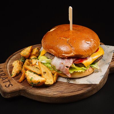 Бургер Хало-беконв Harats Pub по цене 805 ₽