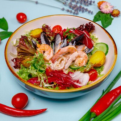 Теплый салат с морепродуктами в Сова по цене 875 ₽
