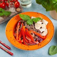 Гречневая лапша с курицей (вок) в Мама food