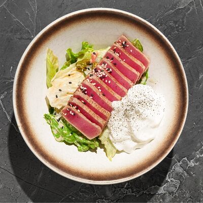 Салат с тунцом в Hiro izakaya по цене 595 ₽
