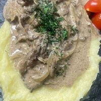 Бефстроганов с пюре в Ribs