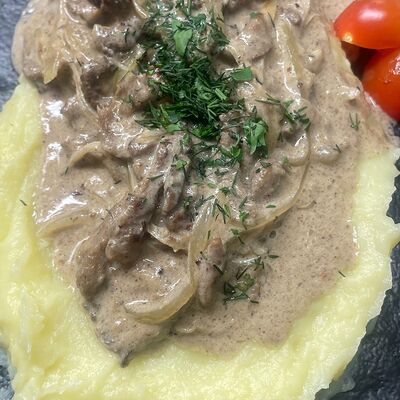 Бефстроганов с пюре в Ribs по цене 595 ₽