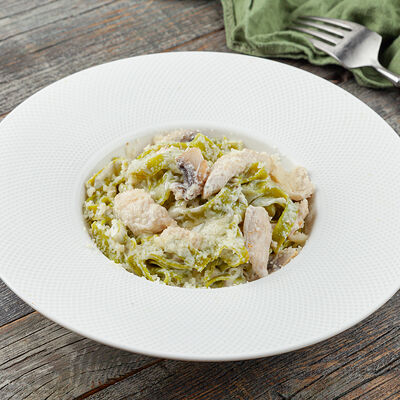 Тальятелле шпинатные с курицей и грибами в Трапезная по цене 790 ₽