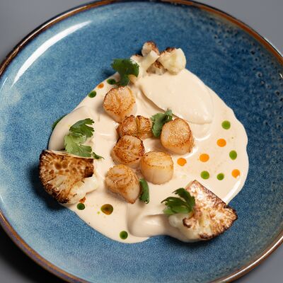 Гребешки с кремом из цветной капусты и трюфельным соусомв ФишДиллерс по цене 879 ₽