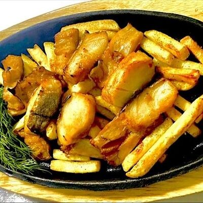 Шипящая сковорода с белой рыбой в Генрих и Генриетта по цене 390 ₽