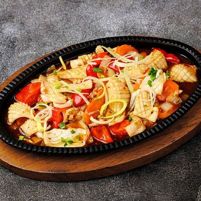 Кальмар на сковороде в китайском соусе в Sushi & More по цене 530 ₽