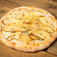 Пицца с грушей и горгонзолой в In Tasty