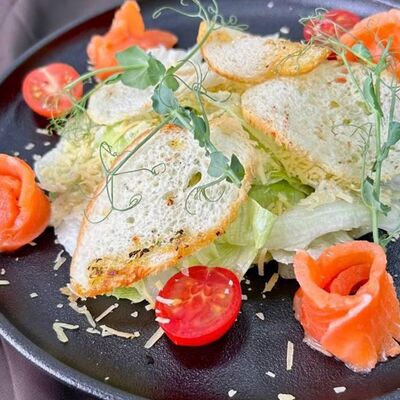Салат с лососем в Сели&Поели по цене 585 ₽