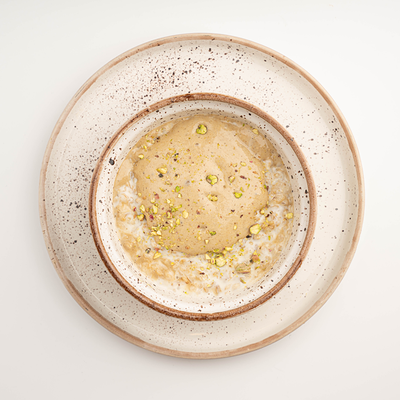 Овсяная каша с клубничным тартаром и жареным миндалем в Скандинавия по цене 550 ₽