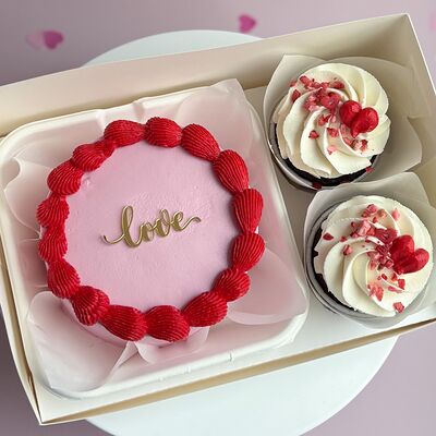 Набор Бенто-торт и два капкейка Love в Katerins Bakery по цене 2350 ₽