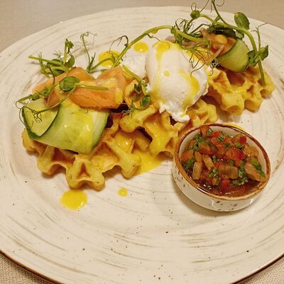 Картофельные вафли с семгой, яйцом пашот и соусом сальса в Марсель кафе-кондитерская по цене 1095 ₽