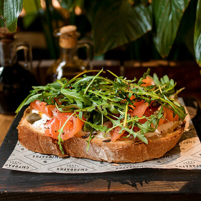 Брускетта со Страчателлой и слабосоленым лососем в Сыроварня по цене 920