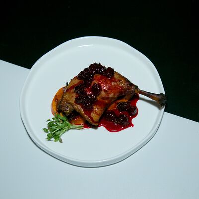 Утиная ножка с хурмой и вишнёвым соусом в Libido по цене 1150 ₽