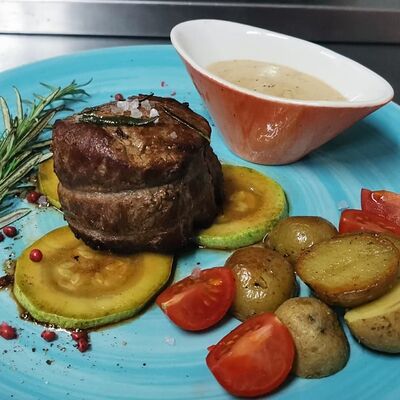 Филе миньон с овощами гриль в Опера траттория по цене 1810 ₽