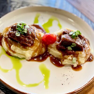 Говяжьи щечки с пюре в соусе демигласв Пицца на дровах по цене 1350 ₽