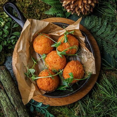 Хрустящие крокеты с беконом и сливочно-грибным соусомв 8 seconds pub по цене 450 ₽