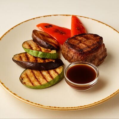 Стейк миньон с овощами гриль в ШАРОВНЯ 45 по цене 1200 ₽