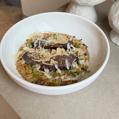 Орзо с телячьими щечками и пармезаном в Greece по цене 730 ₽