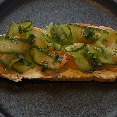 Брускетта с лососем и творожным сыромв Coffeelab 39 по цене 420 ₽