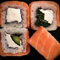 Филадельфия с огурцом в Fortuna Sushi