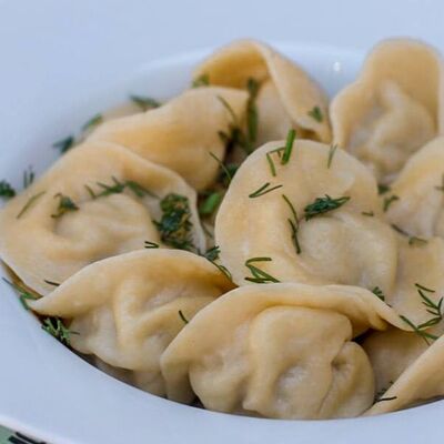 Пельмени с говядиной, жареным беконом и грибной поджаркой в Чемодан по цене 15 р.