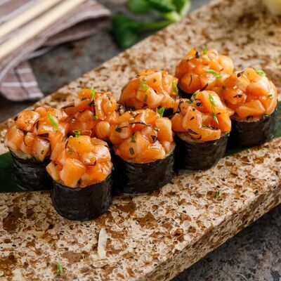 Ролл с острым лососем в Кукумбер по цене 650