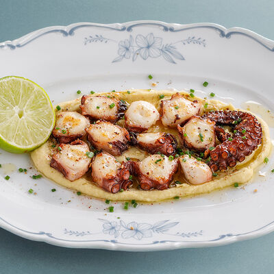 Осьминог Чоризо с картофельным муссом в Терраса по цене 2790 ₽