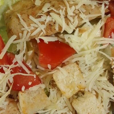 Салат Цезарь с курицей в Хочу & Пури по цене 300 ₽