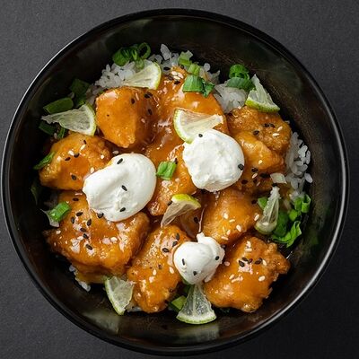 Цитрусовая курица на рисе в Joly Woo по цене 675 ₽
