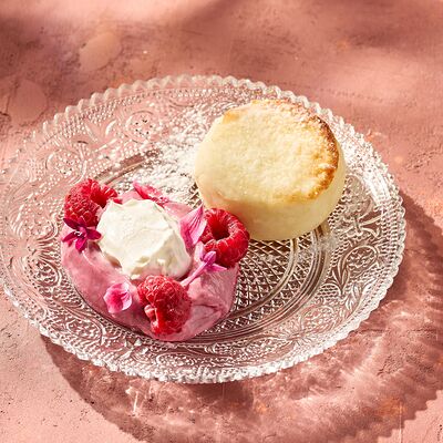 Сырник с малиновой сгущенкой в KITCHEN по цене 200 ₽