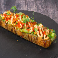 Ролл-дог с лососем и авокадо в Луиджи & Тосё