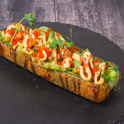 Ролл-дог с лососем и авокадо в Луиджи & Тосё по цене 399