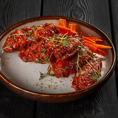 Хрустящие куриные крылья в соусе BBQв Паб Мира по цене 560 ₽