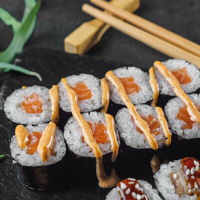 Ролл с лососем в Maki Family по цене 159