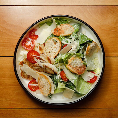 Салат Цезарь с куриной грудкой в Папины бургеры по цене 509 ₽