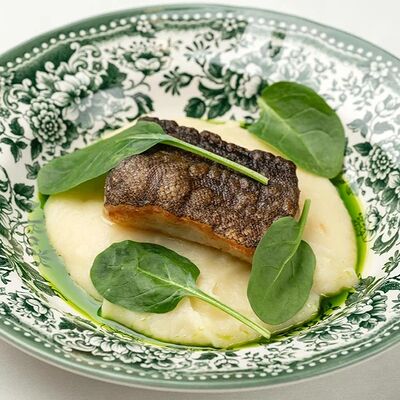 Черная треска с картофельным пюре и свежим шпинатом в Кафе Калачи по цене 810 ₽