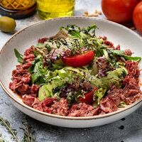 Теплый салат с щечками и соусом песто в Amarena