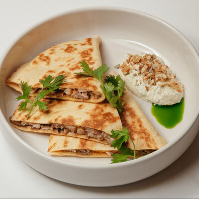 Кесадилья с курицей в Сны любимого кота по цене 670 ₽