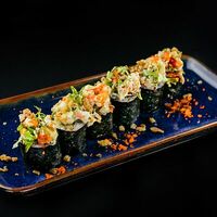 Ролл с авокадо, креветками и рукколой в соусе вассаби в Sushi Sticks