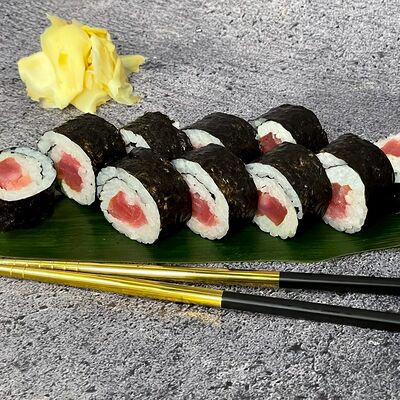 Ролл с тунцом в Андеграунд Pizza & Sushi по цене 380 ₽