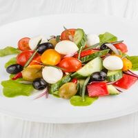 Салат по-гречески порция в MaxBakery