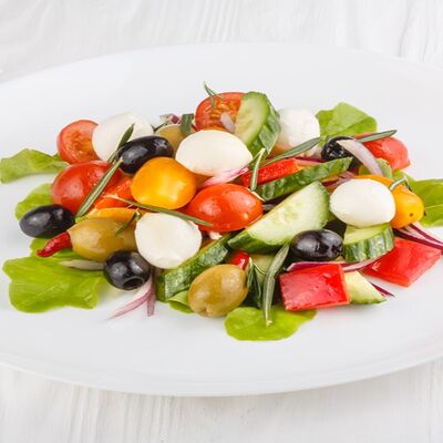 Салат по-гречески порция в MaxBakery по цене 350 ₽