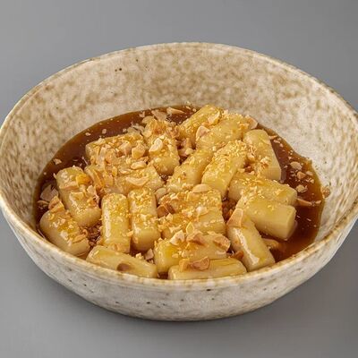 Токпокки с соленой карамелью и орехами в Том Янг Бар по цене 600 ₽