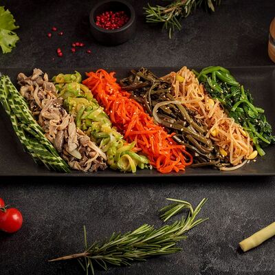 Семицветный салат в Корё по цене 860 ₽