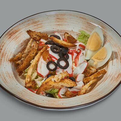 Салат с крабовой палочкой и сухариками в Лукоморье по цене 245 ₽