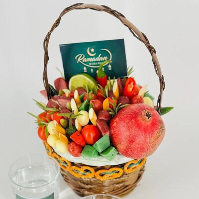Закуски на Рамадан халяль (в корзине) в Дарите красиво по цене 5500 ₽